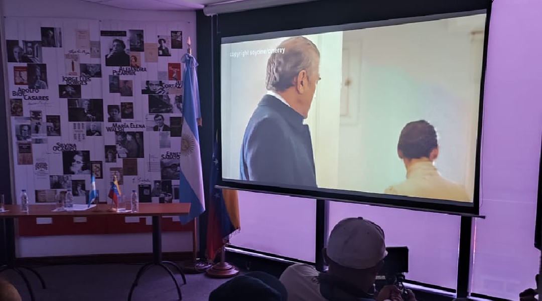 La Embajada de Argentina presentó el preestreno de «Algo Incorrecto», una película basada en hechos reales (+Fotos)