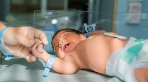 Bebés prematuros suelen necesitar cuidados intensivos y exámenes especiales