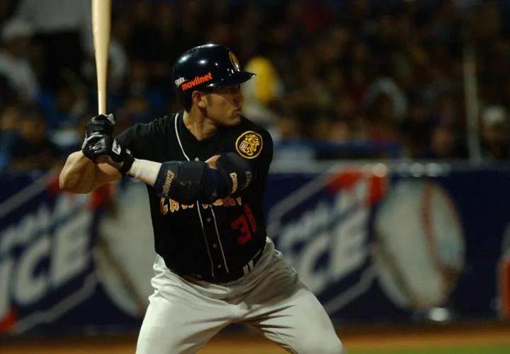 El pitcheo abridor fue la clave de Tigres de Aragua en el round robin, pero ayer se desmoronó estrepitosamente y cedió ante Leones del Caracas 10-3 en el primer juego de la final. El encargado de liderar esta masacre fue Michael Sandoval, quien ligó de 4-2, con par de anotadas y cuatro remolcadas. "Lo que he hecho todo el año es trabajar mi bateo", explicó el toletero, quien en el quinto inning prendió la fiesta con soberbio estacazo de línea que se fue por el centro del terreno ante el iniciante perdedor Horacio Estrada (0-1). Había uno en base y la cuenta favorecía al lanzador 1-2. "Fue una recta adentro. En el envío anterior me quiso engañar, así que hice el ajuste y le pegué bien a la pelota", contó el antesalista, quien consiguió a Henry Blanco en circulación cuando dio el bambinazo