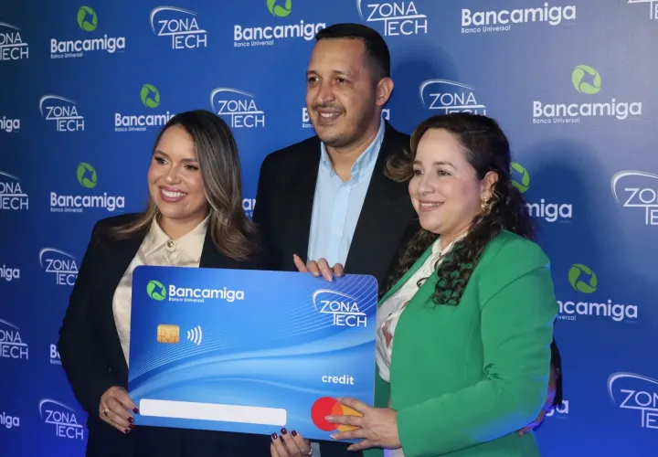 GERENCIA Y EMPLEADOS DE ZONA TECH DISFRUTANDO DEL EVENTO