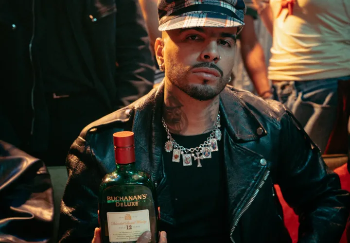 Rauw Alejandro detrás de las cámaras con Buchanan’s DeLuxe Whisky en la filmación del video musical ‘Dando Vueltas'.jpg